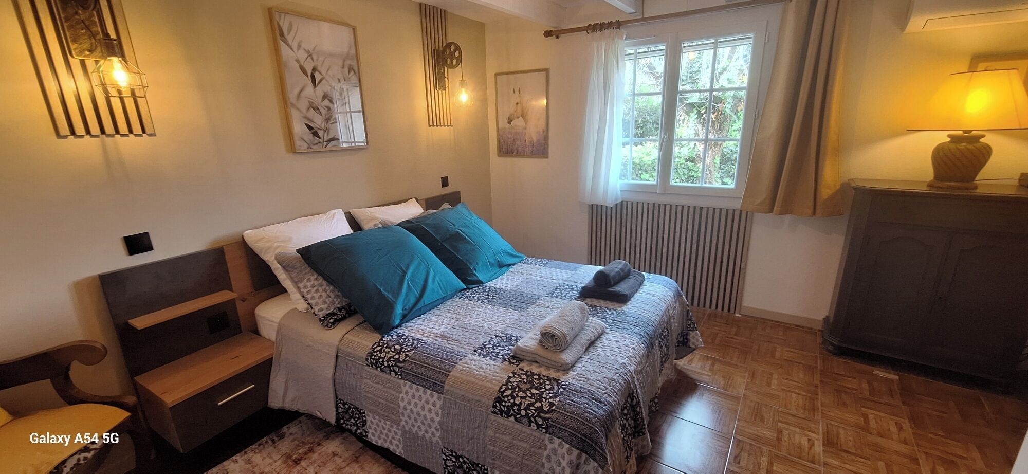 2 slaapkamers, een strijkplank/strijkijzer, reisbedje, gratis wifi