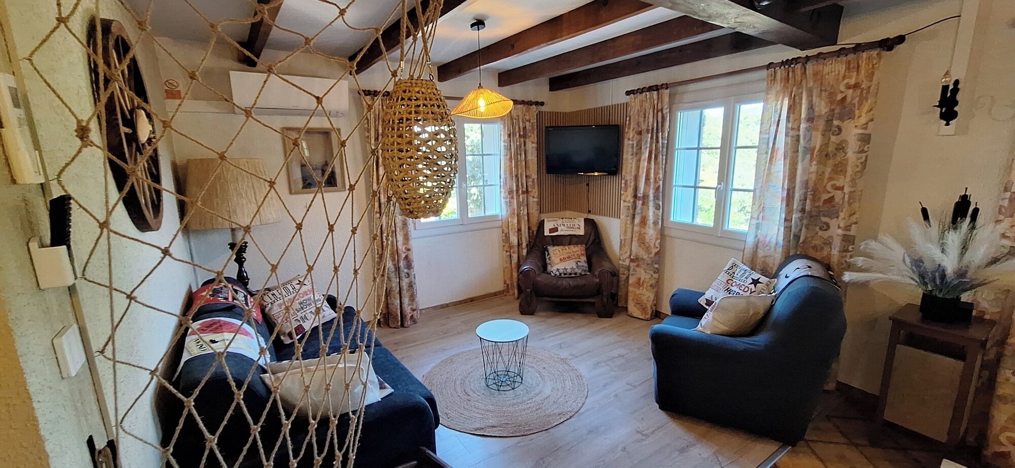 Een televisie en boeken