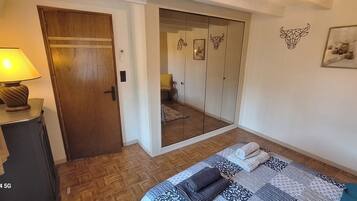 Een strijkplank/strijkijzer, reisbedje, gratis wifi, beddengoed