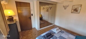 Fer et planche à repasser, lit parapluie, Wi-Fi gratuit, draps fournis