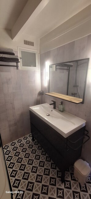 Suihku, hiustenkuivaaja, pyyhkeet, saippua