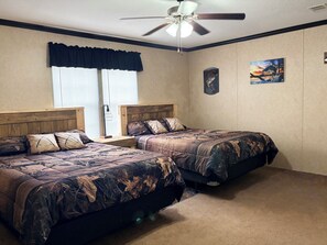 3 bedrooms, bed sheets - Lake front hideaway with spectacular views. (Hemphill)