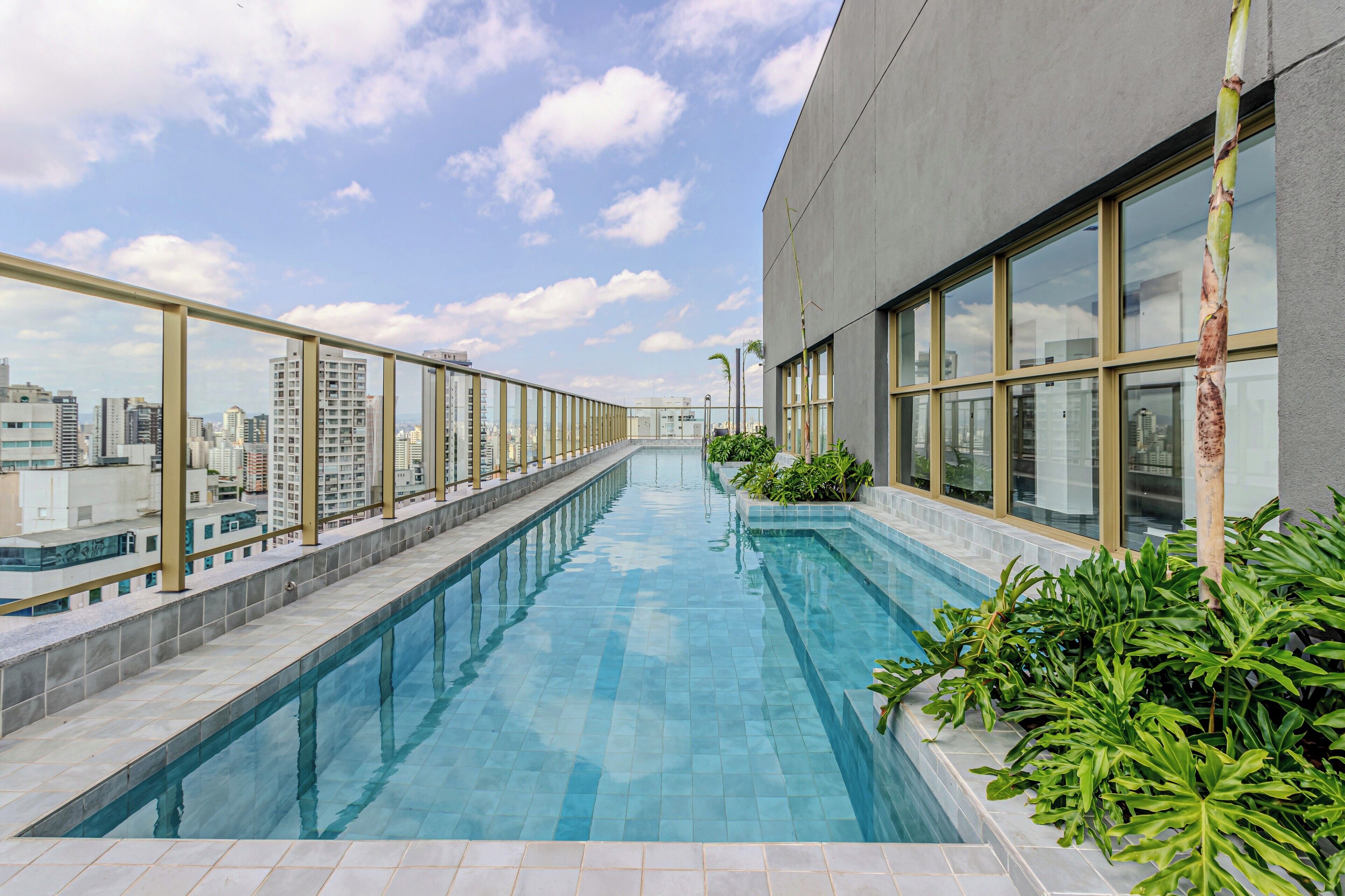 Una piscina al aire libre, tumbonas
