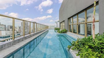 Una piscina al aire libre, tumbonas