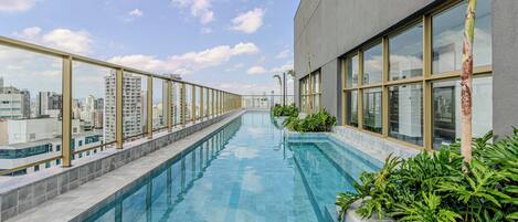 Alberca al aire libre y camastros