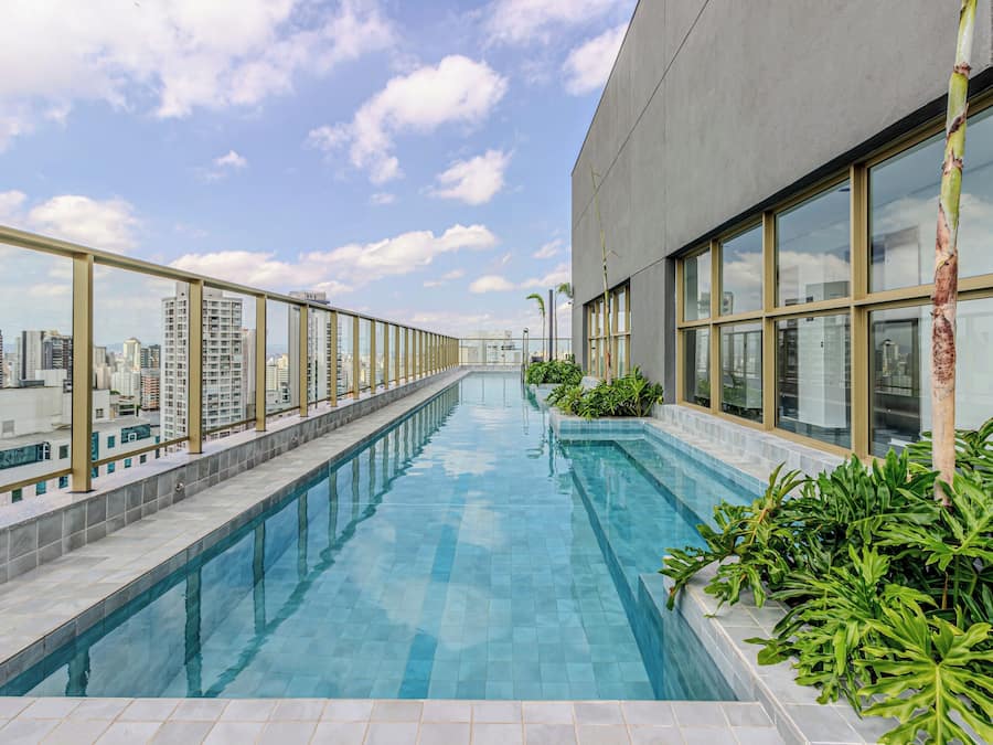 Ulkouima-allas, aurinkotuoleja