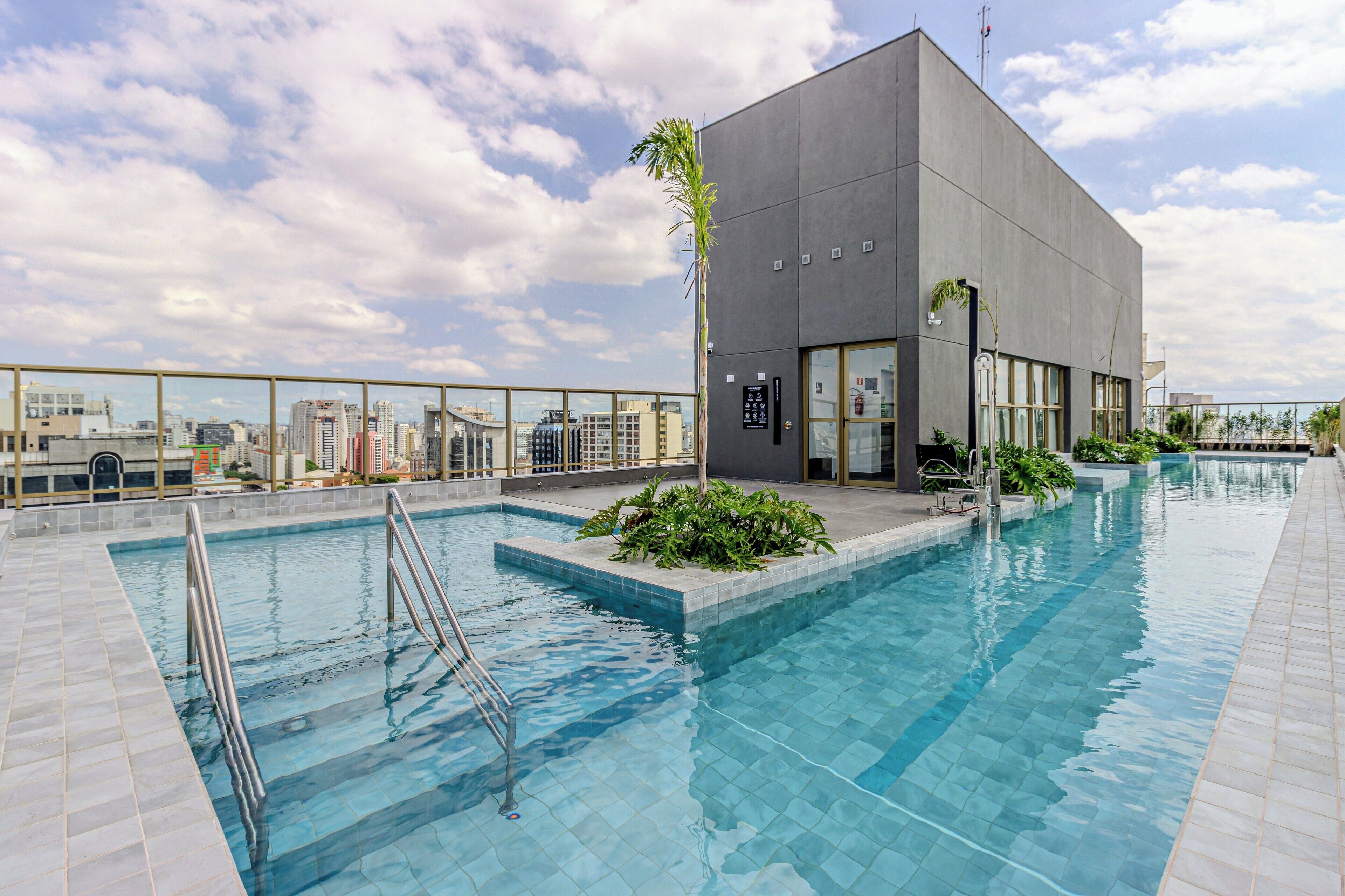 室外游泳池，日光浴躺椅