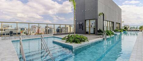 Piscine extérieure, chaises longues