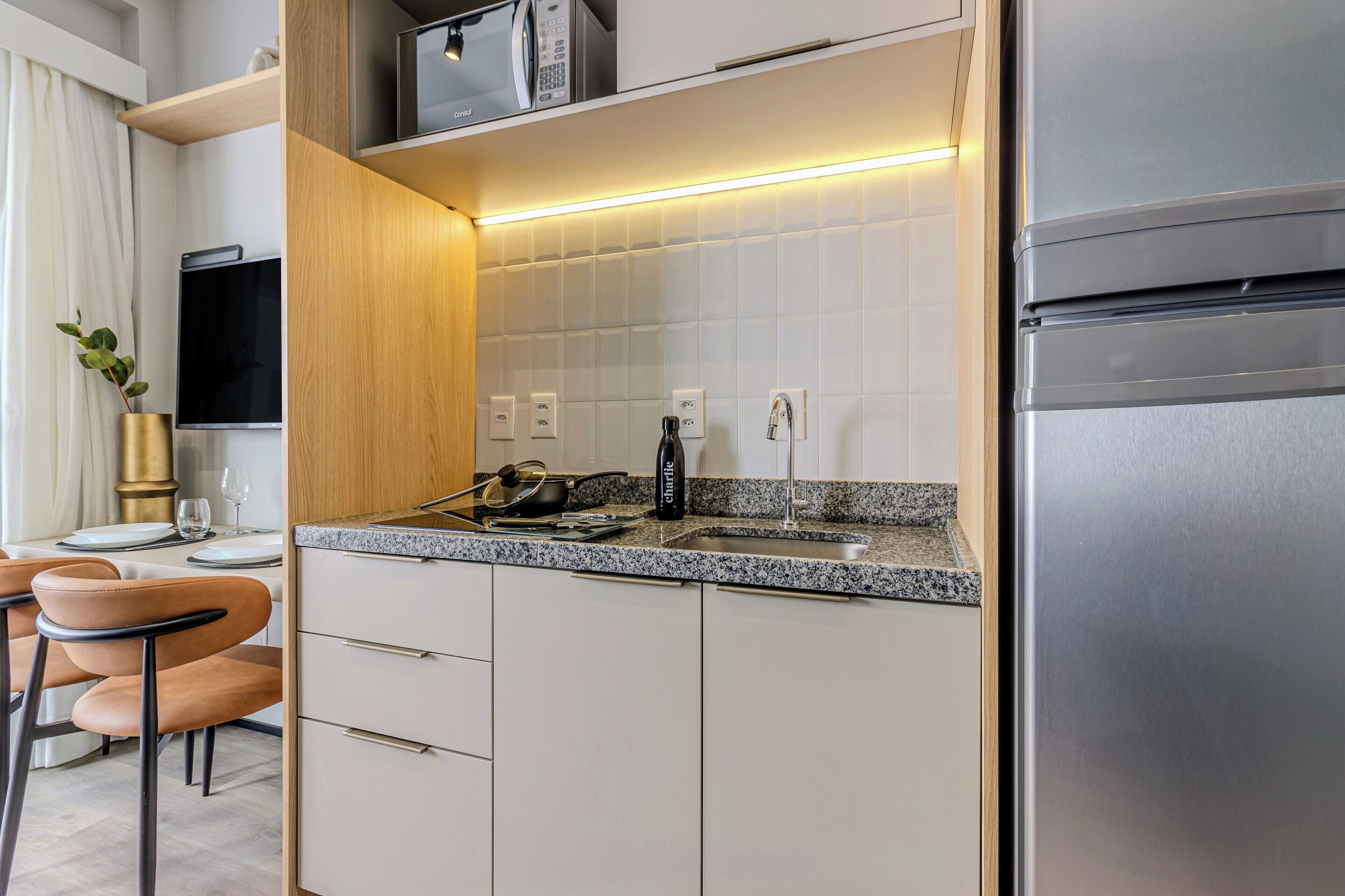 Apartamento 1 Dorm Casal NR | Eget kjøkken | Kjøleskap, mikrobølgeovn, kokeplater og espressomaskin