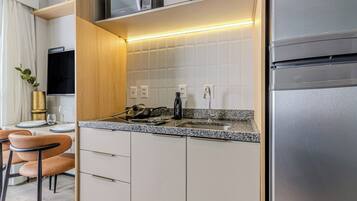 Apartamento 1 Dorm Casal NR | Private kitchen | Fridge, microwave, stovetop, espresso maker