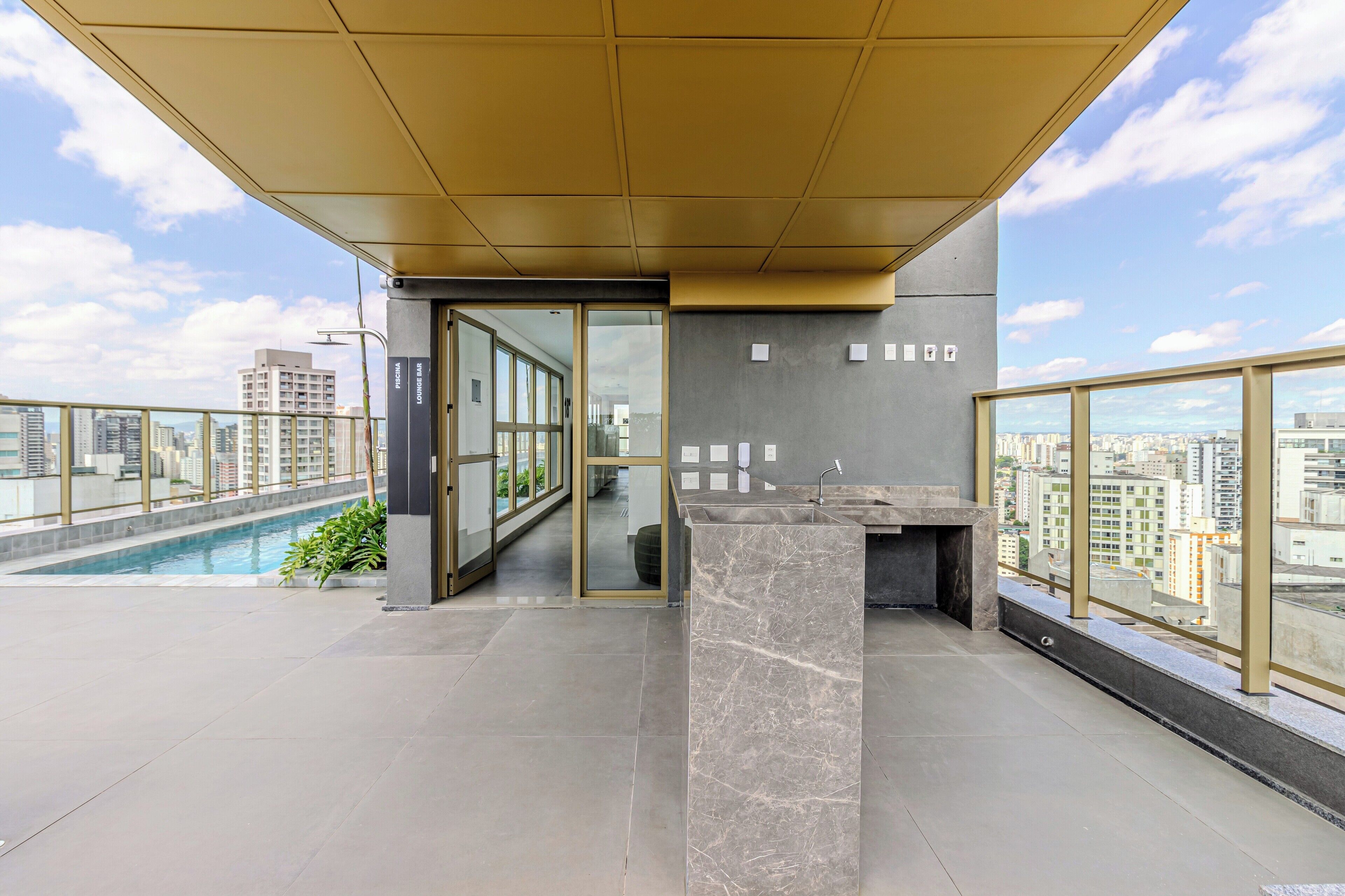 Piscina externa, espreguiçadeiras