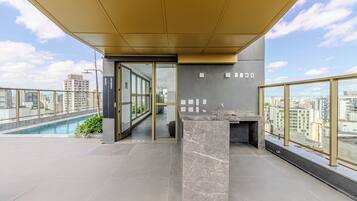 Piscina externa, espreguiçadeiras