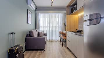 Apartamento 1 Dorm Casal NR | Living room | 40-inch Smart TV with digital channels
