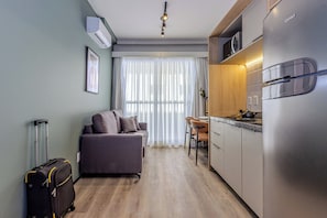 Apartamento 1 Dorm Casal NR | Living room | 40-inch Smart TV with digital channels - Charlie Nik Paradiso (São Paulo)