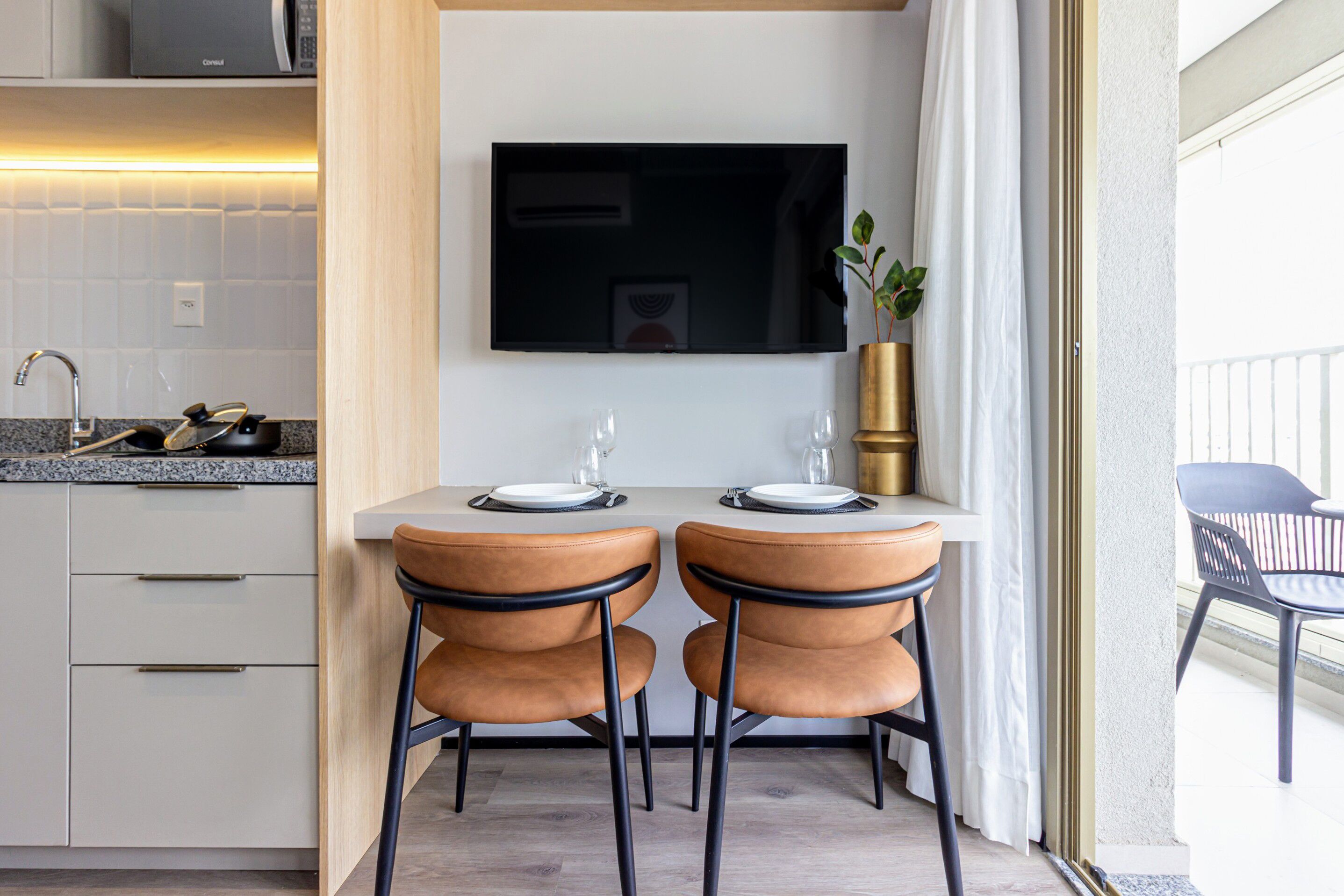 Apartamento 1 Dorm Casal R. | Living room | 40-inch Smart TV with digital channels