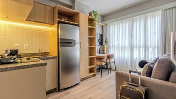 Apartamento 1 Dorm Standard Casal NR | Living room | 40-inch Smart TV with digital channels