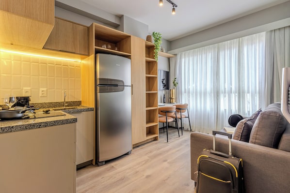 Apartamento 1 Dorm Standard Casal NR | Living room | 40-inch Smart TV with digital channels - Charlie Nik Paradiso (São Paulo)