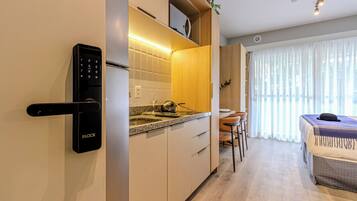 Studio Casal NR | Private kitchen | Fridge, microwave, stovetop, espresso maker