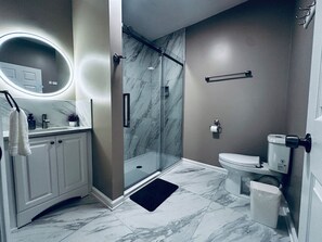 Hair dryer - *Riverview*Walk to Falls*Newly Renovated*4 BDRMS* (Niagara Falls)