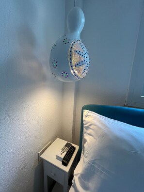 2 bedrooms, iron/ironing board, internet, bed sheets