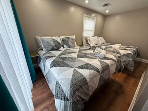 2 bedrooms, iron/ironing board, travel cot, WiFi - *Riverview*Walk to Falls*2BDRM*Renovated*1st floor (Niagara Falls)