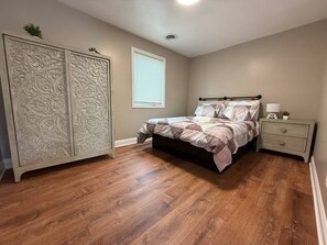 2 habitaciones, tabla de planchar con plancha, cuna de viaje y wifi 