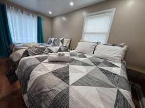 2 bedrooms, iron/ironing board, travel cot, WiFi - *Riverview*Walk to Falls*2 BR Renovated*2nd floor (Niagara Falls)