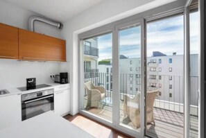 Fridge, microwave, oven, stovetop - Modern City-Centre Penthouse with Rooftop Terrace & Free Parking (Berlin)