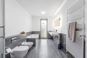 Hair dryer, bidet, towels, soap - Modern City-Centre Penthouse with Rooftop Terrace & Free Parking (Berlin)