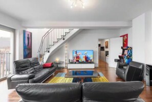 TV connectée, livres, chaîne hi-fi
