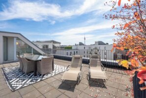 Outdoor dining - Modern City-Centre Penthouse with Rooftop Terrace & Free Parking (Berlin)