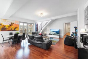 Smart TV, books, stereo - Modern City-Centre Penthouse with Rooftop Terrace & Free Parking (Berlin)