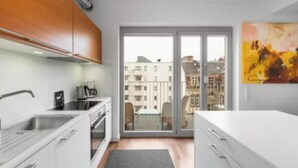 Una cocina moderna con un amplio ventanal, un comedor y vistas a la ciudad.