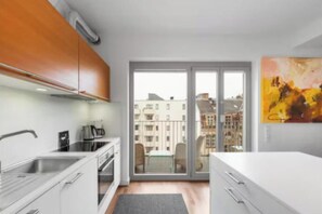 Coffee/tea maker, fridge, microwave, oven - Modern City-Centre Penthouse with Rooftop Terrace & Free Parking (Berlin)