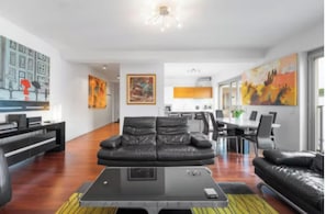 Smart TV, books, stereo - Modern City-Centre Penthouse with Rooftop Terrace & Free Parking (Berlin)