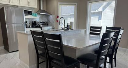 *Riverview*Walk to Falls*Newly Renovated*1st floor