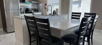 *Riverview*Walk to Falls*Newly Renovated*1st floor