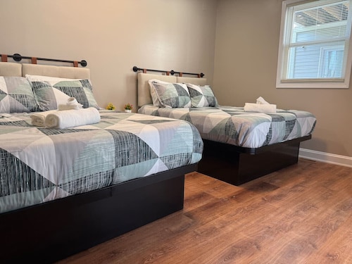 *Riverview*Walk to Falls*Newly Renovated*1st floor