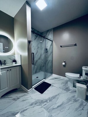 Hair dryer - *Riverview*Walk to Falls*Newly Renovated*6 BDRMS* (Niagara Falls)