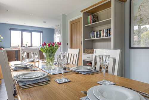 Mandalay - sleeps 8 guests  in 4 bedrooms