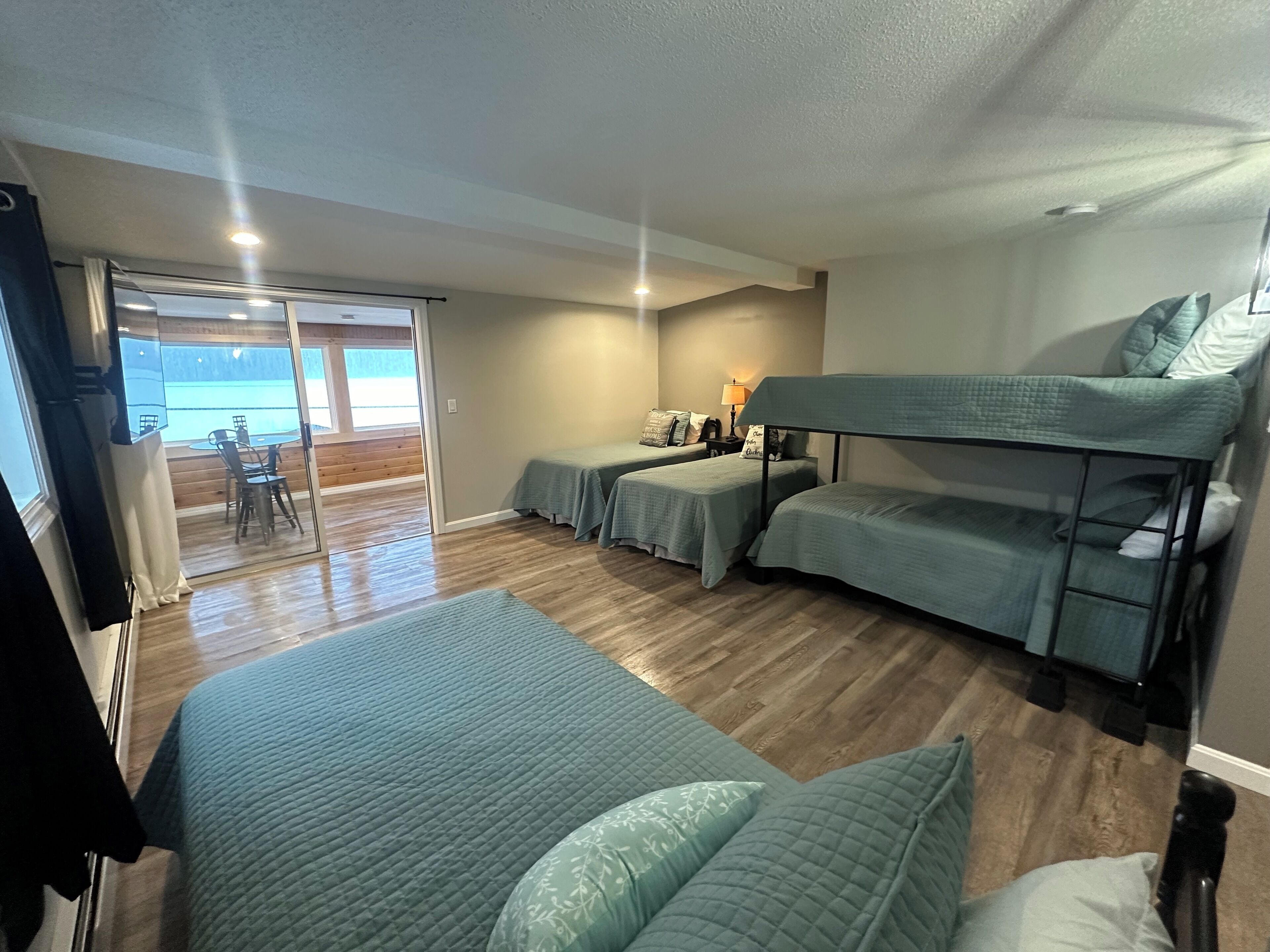 5 bedrooms, iron/ironing board, internet, bed sheets