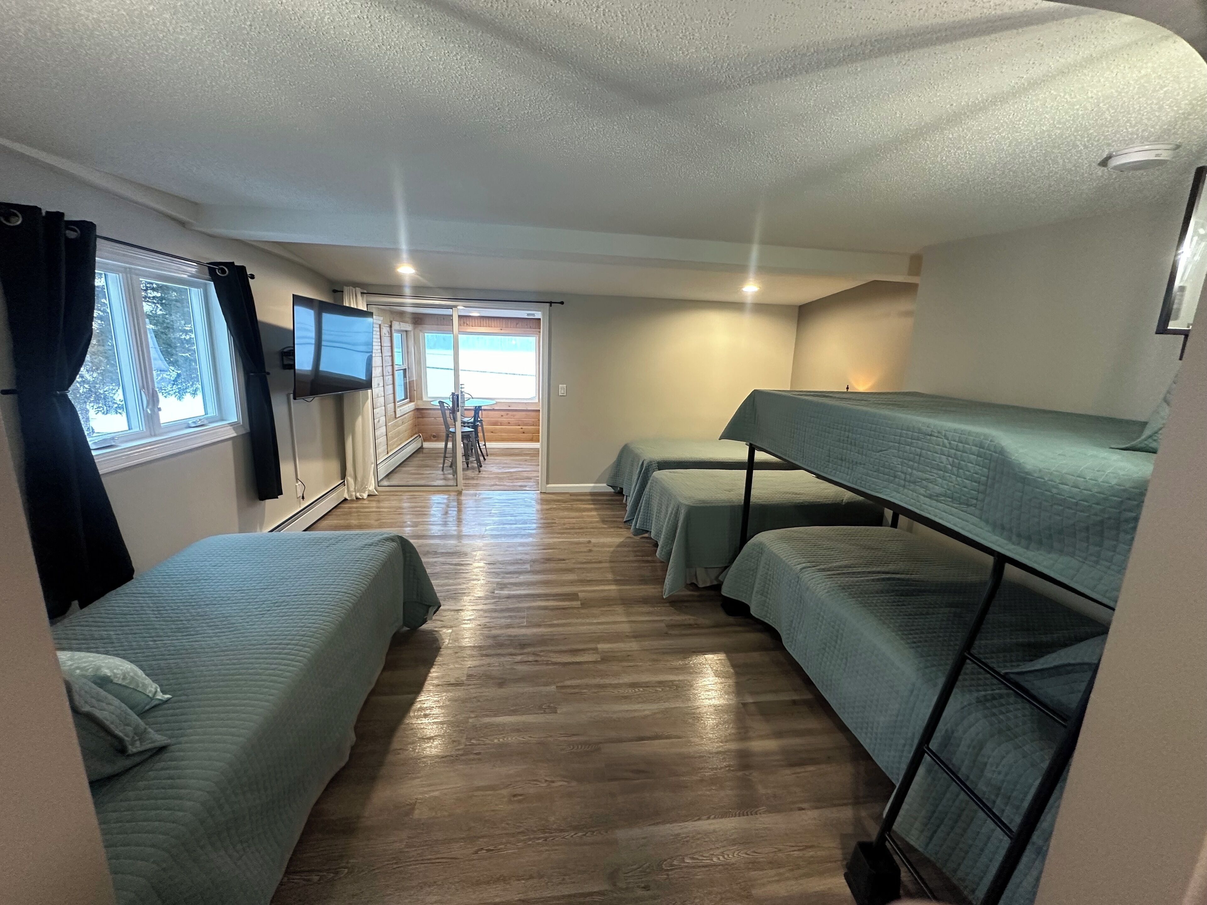 5 多间卧室、熨斗/熨衣板、上网接入、床单