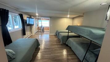 5 bedrooms, iron/ironing board, internet, bed sheets