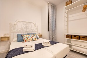 2 bedrooms, iron/ironing board, free WiFi, bed sheets - Pere Serafí: Cozy apartment to experience the authentic Gràcia (Barcelona)