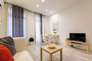 Smart TV - Pere Serafí: Cozy apartment to experience the authentic Gràcia (Barcelona)
