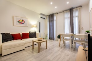 Smart TV - Pere Serafí: Cozy apartment to experience the authentic Gràcia (Barcelona)