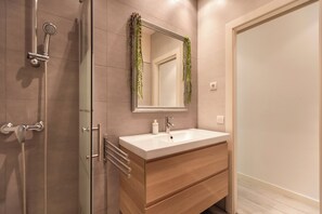 Hair dryer, towels, soap, toilet paper - Pere Serafí: Cozy apartment to experience the authentic Gràcia (Barcelona)