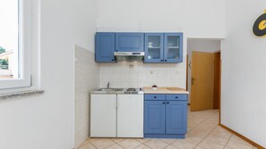 Fridge, coffee/tea maker, cookware/dishes/utensils - Apartman Seaside 191 by Villas Guide (Pula)