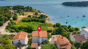 Une zone résidentielle côtière avec des maisons, une plage et des bateaux.