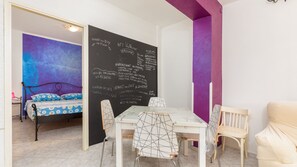 Een strijkplank/strijkijzer, gratis wifi, beddengoed